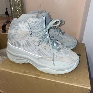 DSRT YEEZY BOOT ICE BLUE SZ 5 MALE